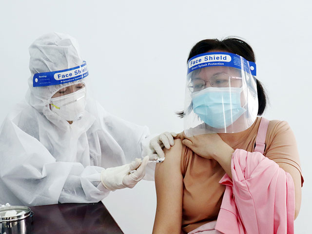 Tiêm vắc xin COVID-19 cho người dân tại TP.Biên Hòa