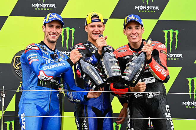 A.Espargaro (phải) ăn mừng podium đầu tiên cùng Rins và Quartarao