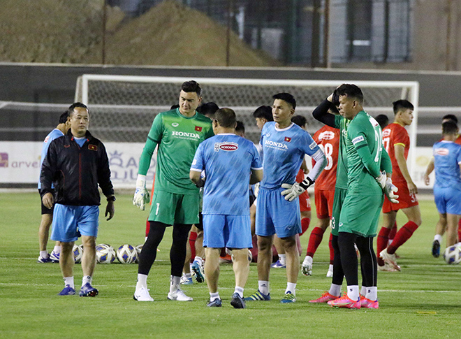 HLV Park Hang Seo gặp riêng các thủ môn của ĐT Việt Nam trước buổi tập tối ngày 31/8.