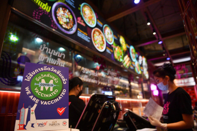 Bảng hiệu trước nhà hàng Thái Lan thông báo tất cả nhân viên đã được tiêm phòng vắc-xin. Ảnh: Reuters