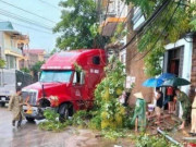 Tin tức trong ngày - Xe container đâm thủng nhà dân, cô gái trẻ thoát chết hy hữu