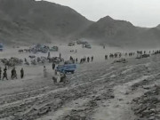 Thế giới - Hàng ngàn thường dân Afghanistan băng qua sa mạc, chạy trốn Taliban