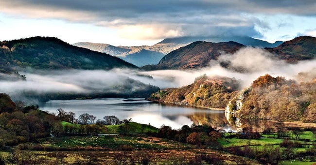 Xứ Wales: Du khách kéo đến xứ Wales vì bị cuốn hút bởi những lâu đài, núi và rừng tuyệt đẹp. 
