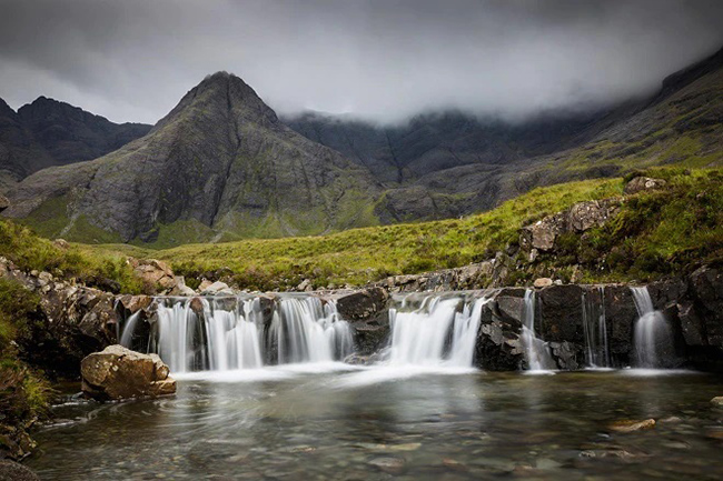 Scotland: Với những lâu đài cổ,&nbsp;hồ nước sâu, vùng nông thôn xanh mát,&nbsp;những hòn đảo ngoạn mục và cả truyền thuyết về quái vật hồ Loch Ness, không có gì ngạc nhiên khi nơi này lọt vào top những quốc gia đẹp nhất thế giới.&nbsp;
