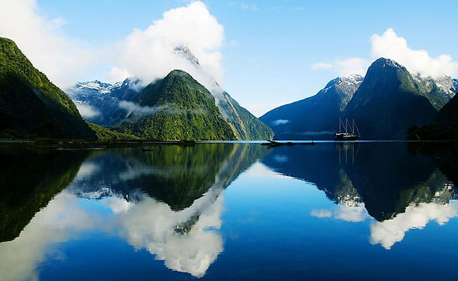 New Zealand: Quốc gia xinh đẹp này có phong cảnh thật đa dạng đủ để thu hút mọi du khách. Từ các ngọn núi cao chót vót, những khu rừng nhiệt đới đến thác nước hùng vĩ... với nhiều hoạt động hấp dẫn sẽ mang lại cảm hứng tích cực đến với bạn. 
