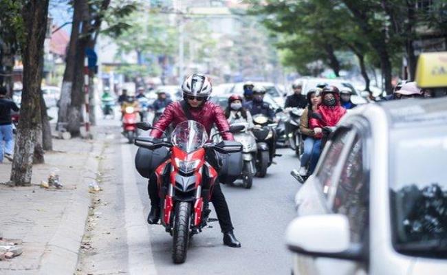 Trước đây, Hồng Đăng cũng từng kinh doanh mô tô và điện thoại di động trước khi chuyển hướng sang ngành nghệ thuật.
