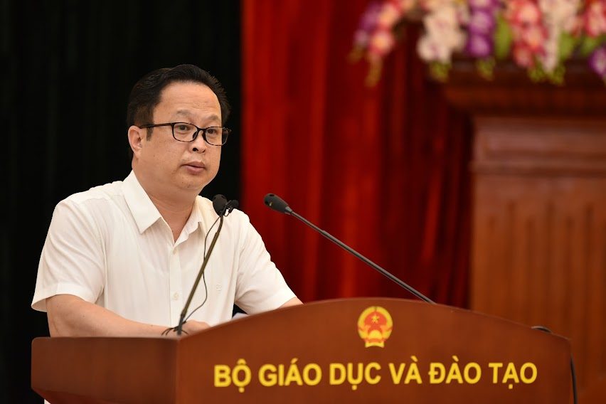 Ông Trần Thế Cương, Giám đốc Sở GD&amp;ĐT Hà Nội thay mặt lãnh đạo ngành GD-ĐT Thủ đô hưởng ứng phong trào thi đua. (Ảnh: Bộ GD-ĐT).