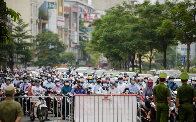 Dù giãn cách xã hội toàn TP.Hà Nội nhưng người ra đường vẫn đông. Ảnh chụp ngày 9/8.