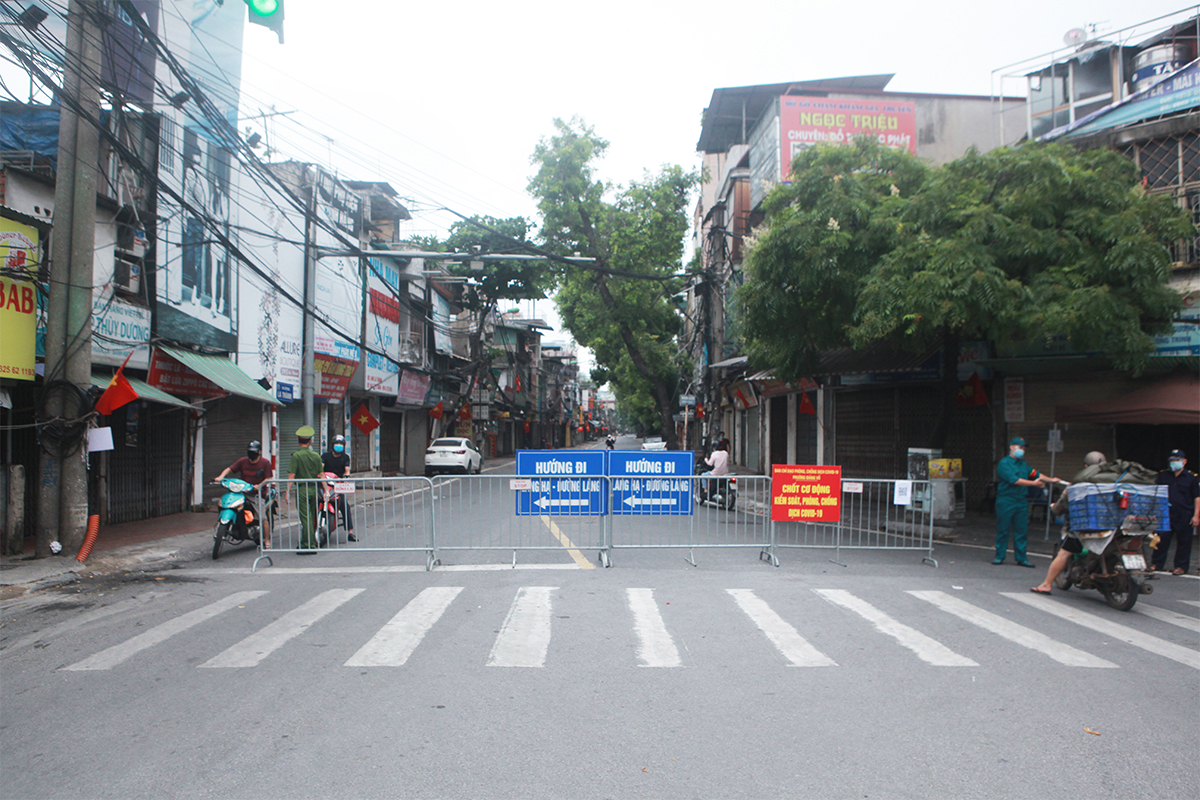 Lực lượng an ninh tại chốt kiểm soát phòng, chống dịch Đê La Thành – Láng Hạ không còn cảnh vất vả kiểm tra người đi đường&nbsp;như những ngày trước.