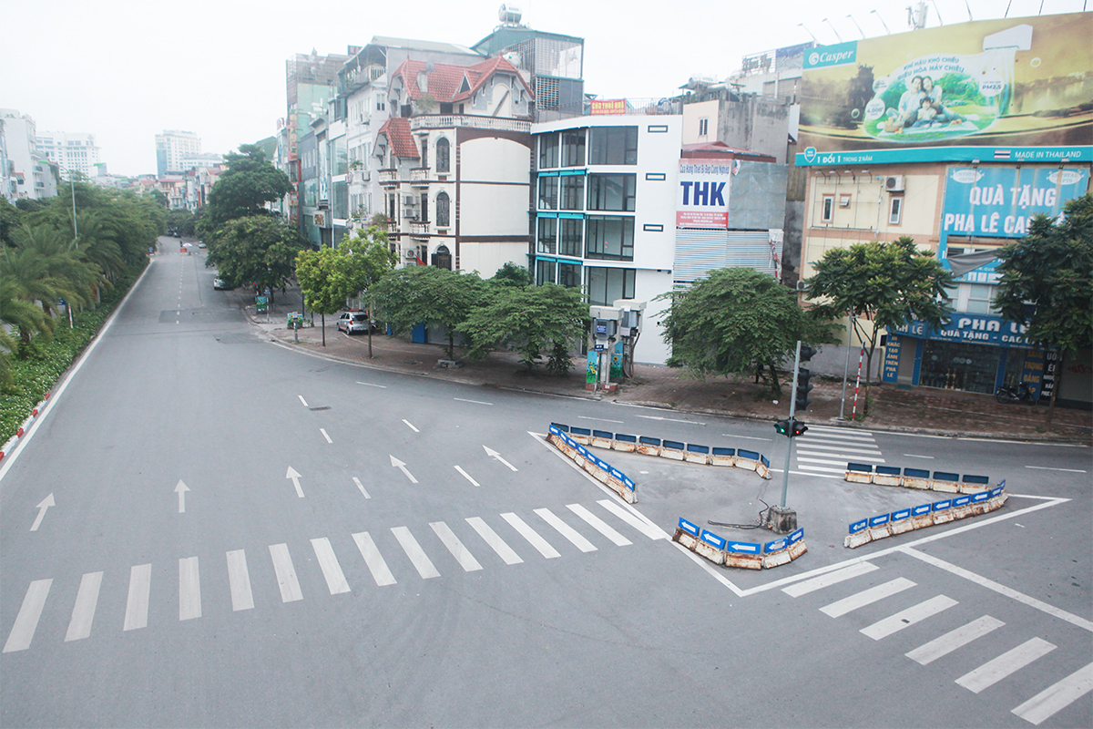 Đường Lê Trọng Tấn (quận Thanh Xuân) không còn cảnh xe máy, ô tô xếp hàng dài chờ qua chốt kiểm dịch