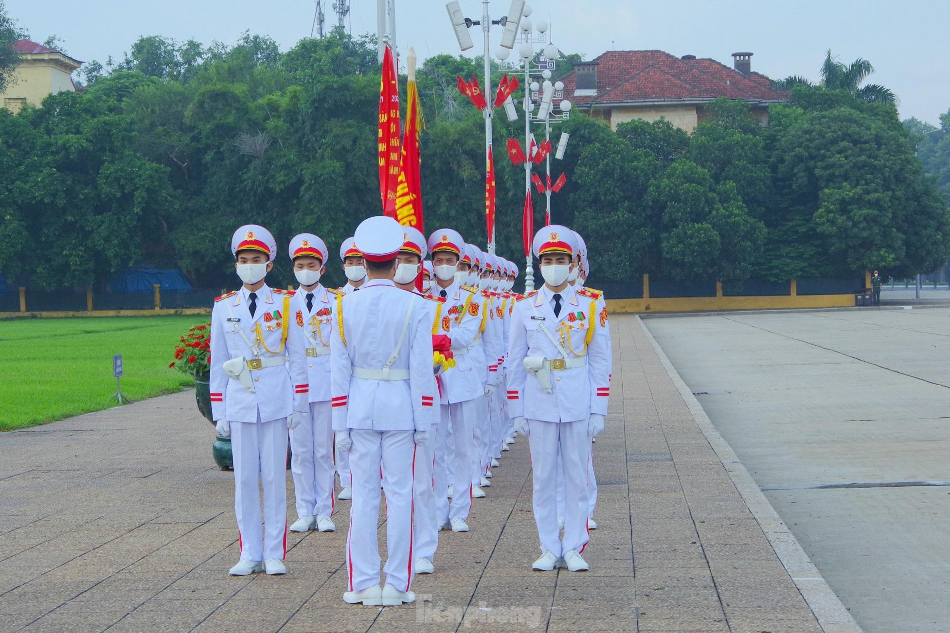 Theo Trung tá Nguyễn Dự Long, Đội trưởng Đội Tiêu binh Danh dự, Đoàn 275, BTL Bảo vệ Lăng Chủ tịch Hồ Chí Minh, Lễ chào cờ được thực hiện từ 6 giờ sáng hằng ngày trong mùa nóng (từ 1/4 đến hết tháng 10) và bắt đầu từ 6 giờ 30 trong mùa lạnh (từ 1/11 đến hết tháng 3). Lễ hạ cờ được thực hiện vào 21 giờ hằng ngày.