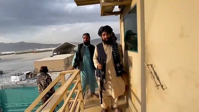 Các tay súng Taliban hiện diện tại sân bay Kabul.