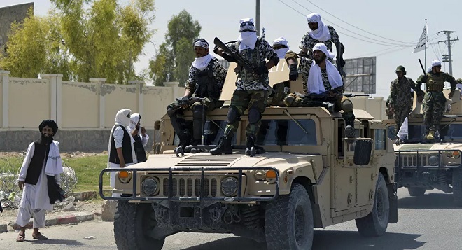 Các tay súng Taliban ngồi trên xe bọc thép Mỹ.