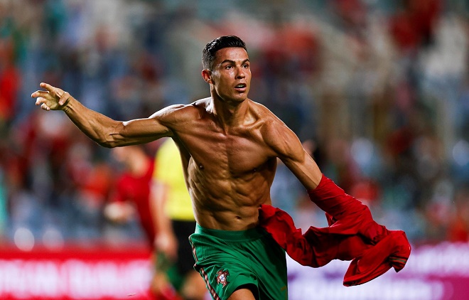 Ronaldo cởi áo ăn mừng bàn thắng thứ 2 vào lưới Ireland