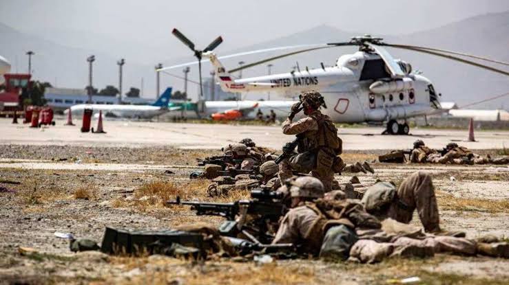 Binh sĩ Mỹ làm nhiệm vụ đảm bảo an ninh tại sân bay Kabul trong những ngày diễn ra chiến dịch sơ tán.