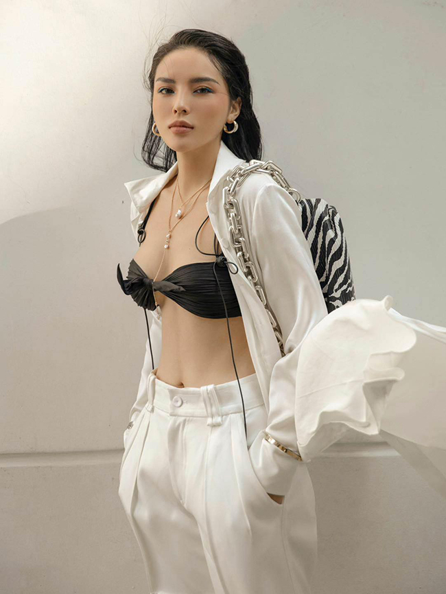 Hoa hậu gốc Nam Định Kỳ Duyên cũng từng gây trầm trồ khi mặc đẹp style táo bạo này.
