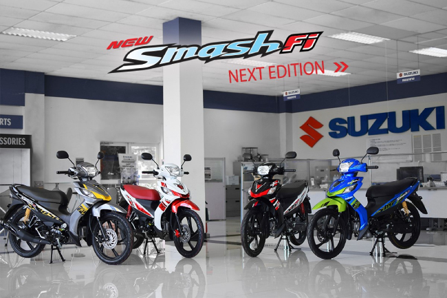2021 Suzuki Smash Fi Next Edition là phiên bản mới nhất của dòng xe số Suzuki Smash. Điều đặc biệt là sau khi ra mắt tại Indonesia, Smash FI Next Edition đã chính thức được đưa đến thị trường Thái Lan. Động thái này làm nhiều người tiêu dùng ở thị trường Việt Nam cũng mong ngóng diện kiến tận mắt mẫu xe số Smash FI Next Edition.
