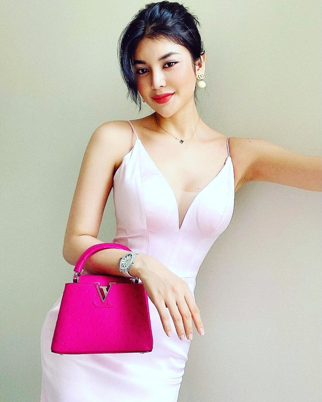 Top 15 Hoa hậu siêu quốc gia Việt Nam 2018 sở hữu bộ sưu tập túi nhiều màu sắc, kiểu dáng đến từ các thương hiệu nổi tiếng. Ngoài ca hát, diễn thời trang, Lily Chen còn được khán giả biết đến ở lĩnh vực phim ảnh. Cô từng gây chú ý khi đóng một vai có nhiều cảnh nóng trong "Thất sơn tâm linh",
