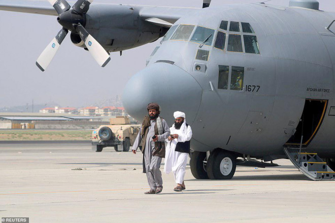 Quân đội Mỹ vô hiệu hóa 73 máy bay trước khi rời thủ đô Kabul. Ảnh: Reuters