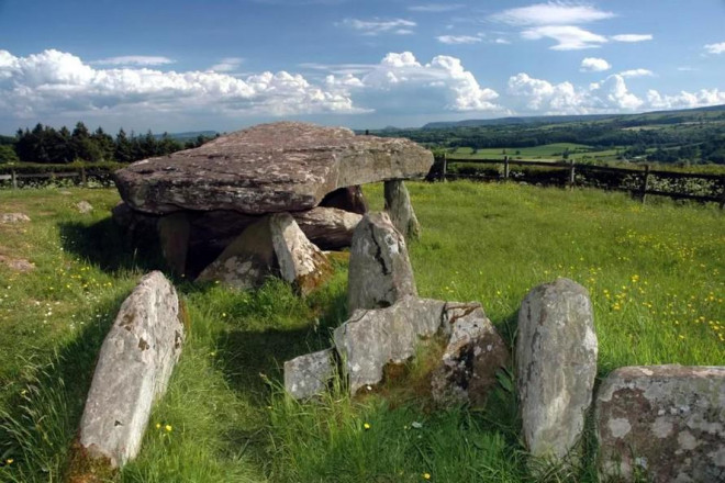 Tượng đài đá Arthur được cho là lâu đời hơn bãi đá cổ Stonehenge.