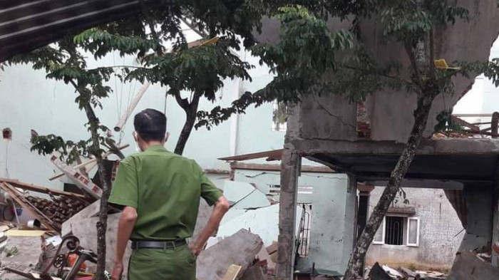 Lực lượng công an tỉnh Quảng Nam đang khám nghiệm hiện trường, điều tra nguyên nhân vụ nổ khiến 2 vợ chồng tử vong.