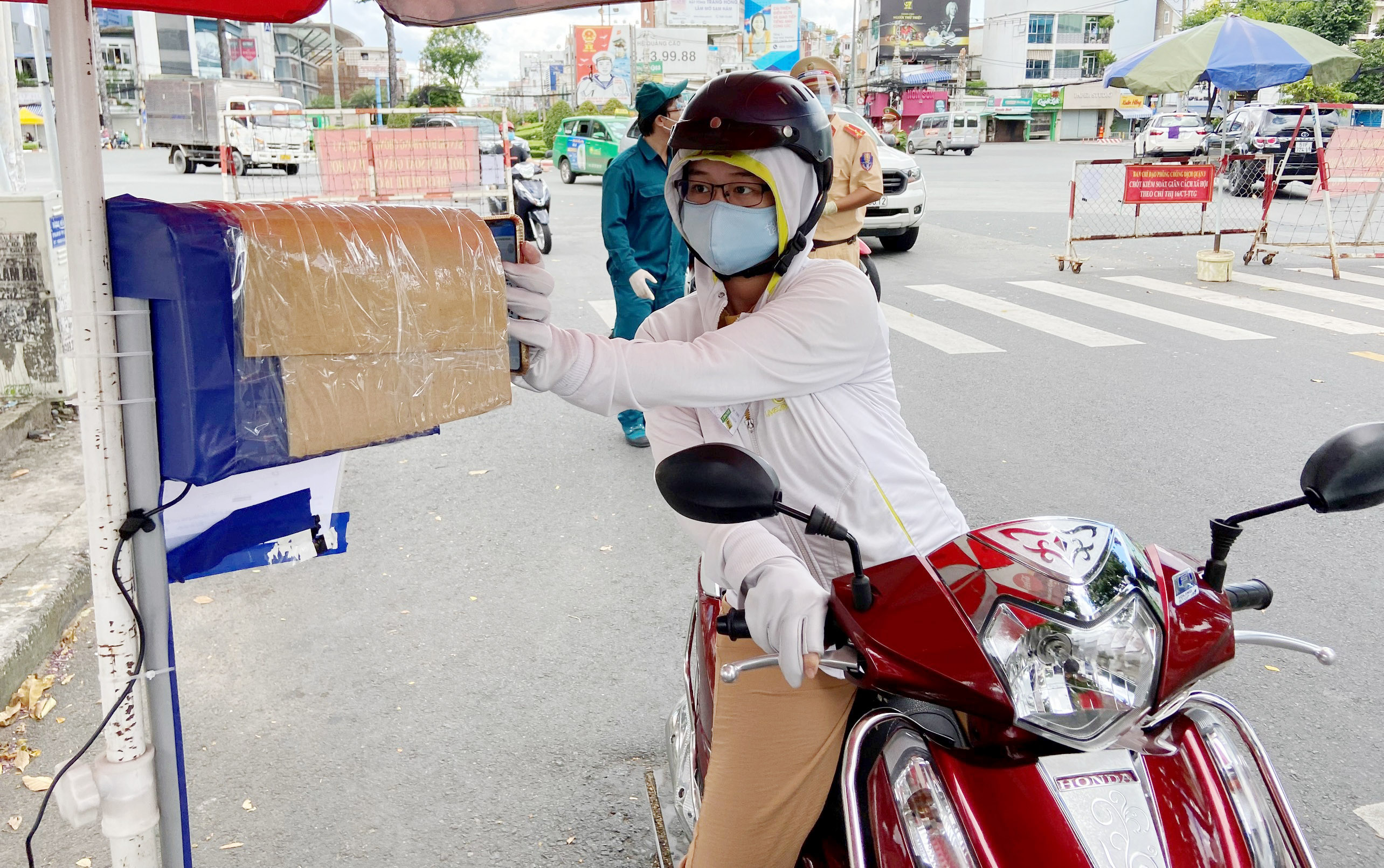 Người dân khi qua chốt sẽ thực hiện quét mã khai báo “di chuyển nội địa” thay vì kiểm tra như trước đây. Khoảng 5 giây, dữ liệu được chuyển tới máy tính để nhân viên ở chốt kiểm tra.