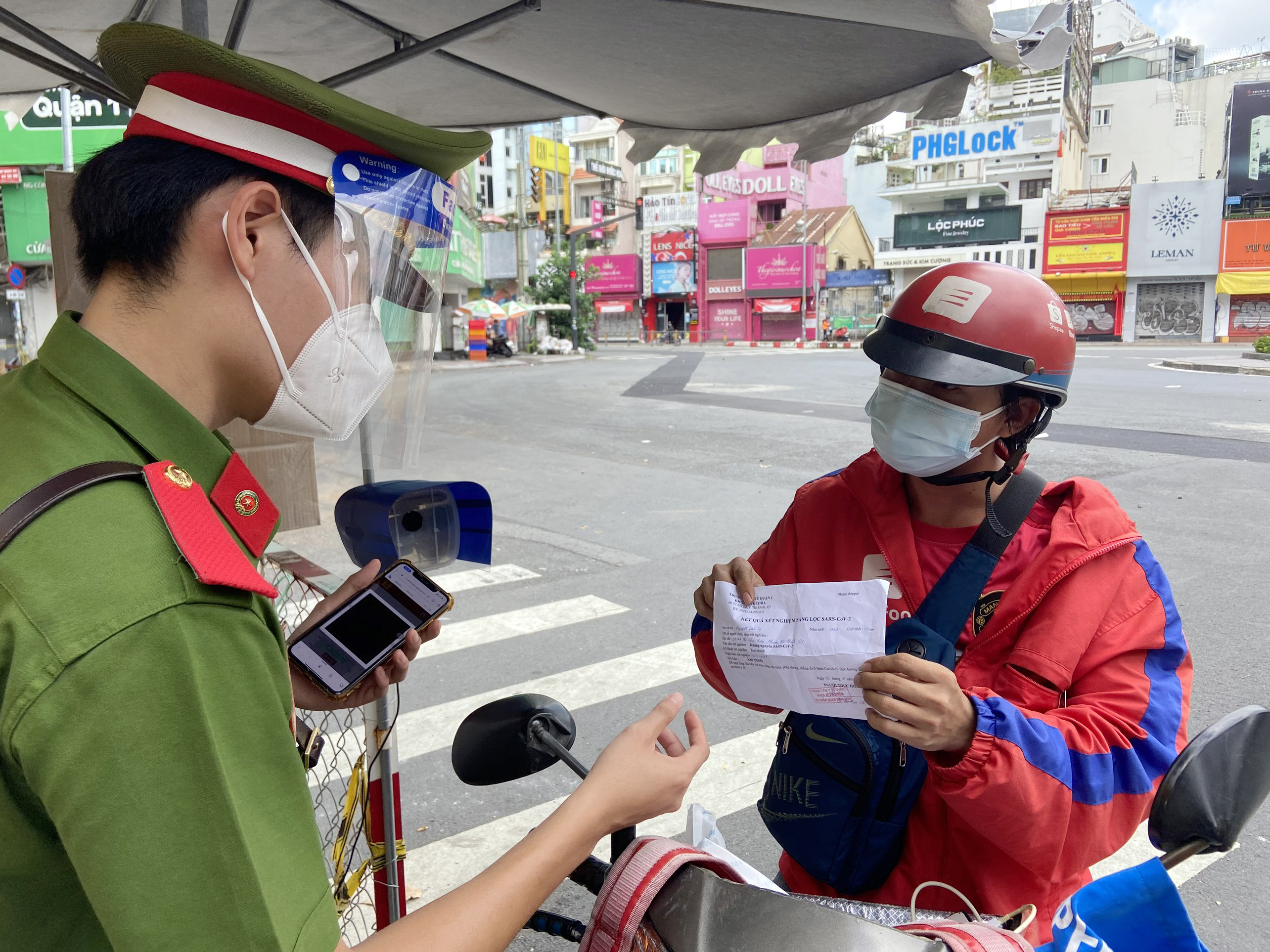 Theo Thượng tá Lê Mạnh Hà, Phó Trưởng phòng Tham mưu Công an TP.HCM, việc quét mã QR tự động bằng camera giúp cán bộ tại chốt và người dân không tiếp xúc nhau, hạn chế lây lan dịch bệnh. Đây là giải pháp an toàn nhất cho người dân và lực lượng cán bộ, chiến sĩ công an.