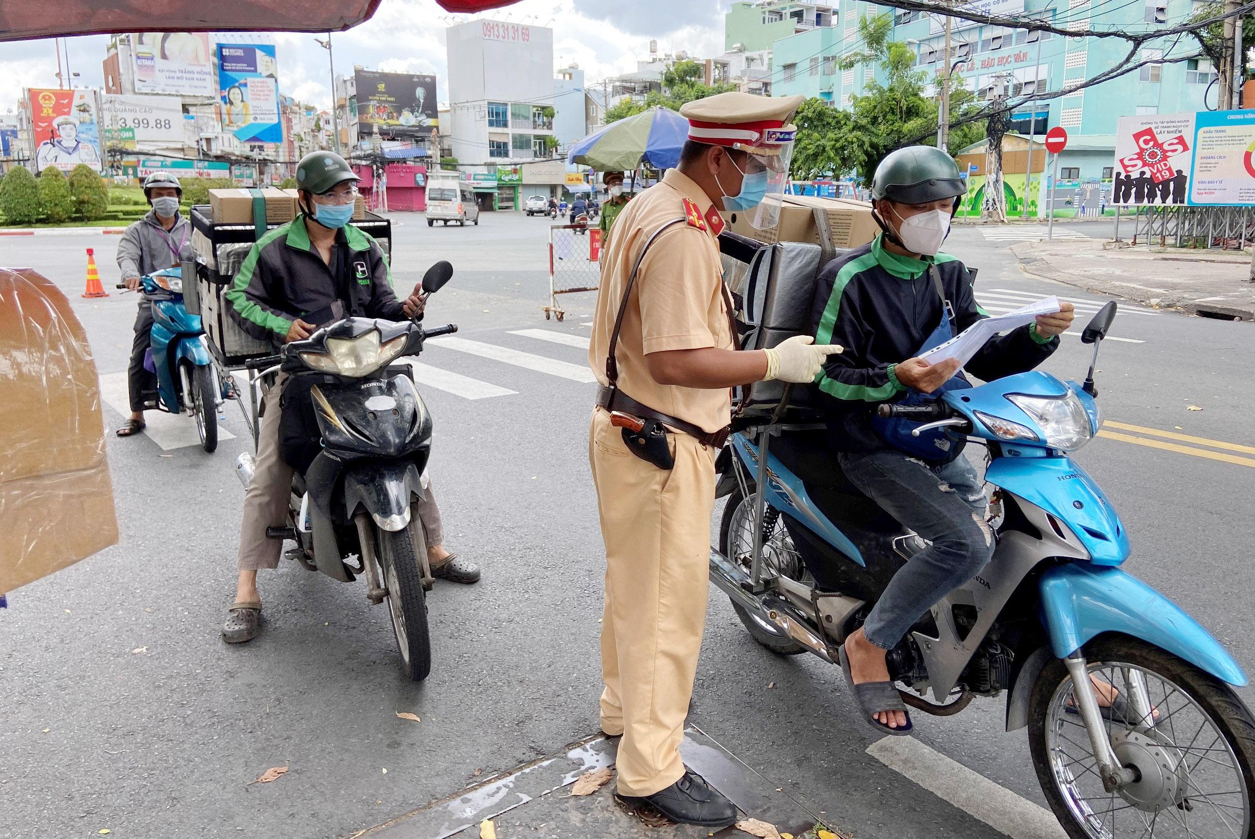 Để việc kiểm tra nhanh chóng, người dân nên khai báo trước và lưu lại mã QR. Khi đến chốt, người dân chỉ cần trình mã cho lực lượng chức năng, không nên đến chốt mới khai báo dễ gây ùn ứ, không đảm bảo an toàn phòng dịch.