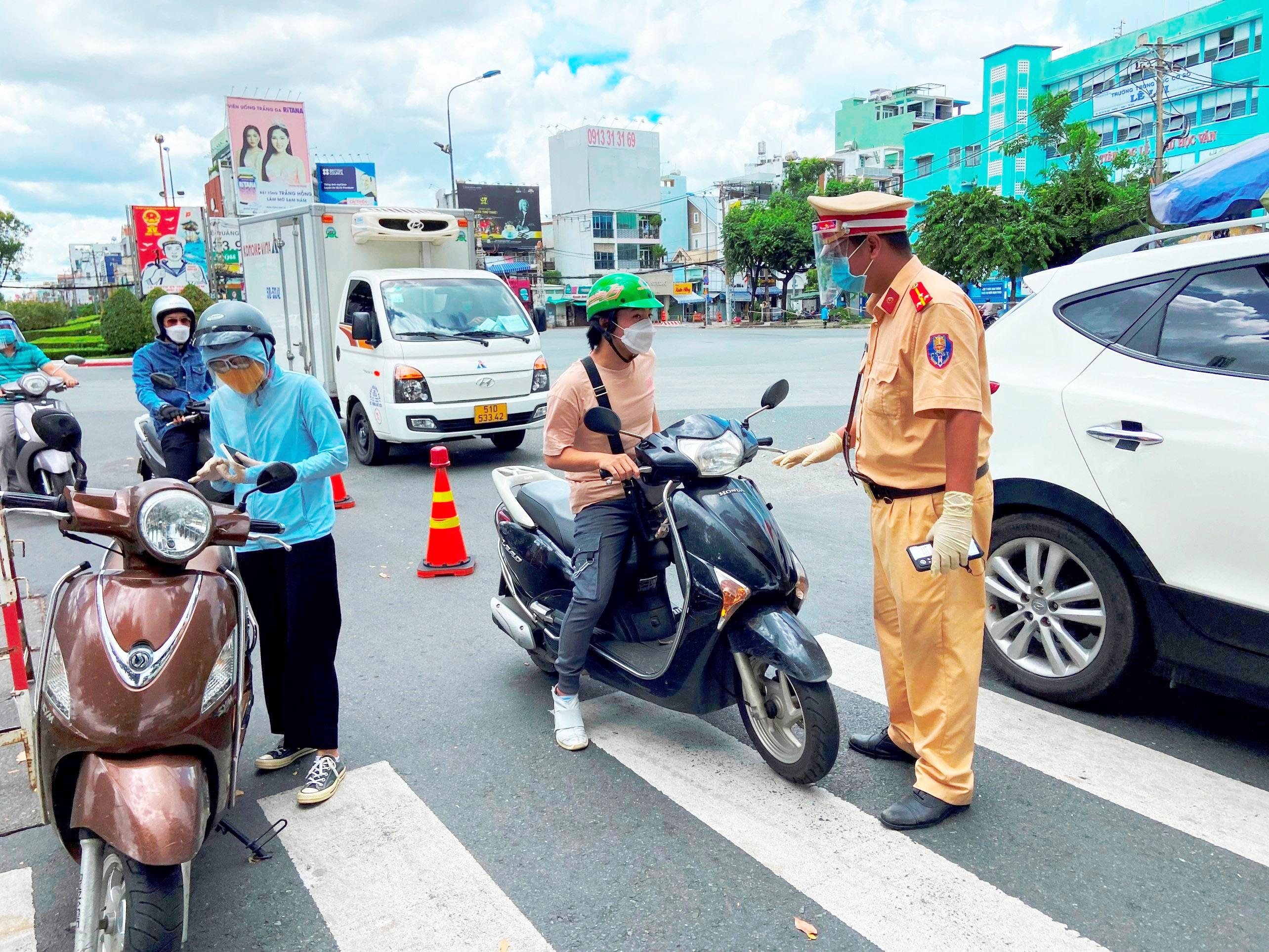 Nhờ quét mã QR tại các chốt kiểm soát COVID-19, những ngày qua cơ quan chức năng TP.HCM đã phát hiện 30 trường hợp F0 di chuyển trên đường.&nbsp;Hiện ngoài giấy đi đường, người qua chốt được lực lượng chức năng yêu cầu kiểm tra khai báo “di chuyển nội địa” tại suckhoe.dancuquocgia.gov.vn.