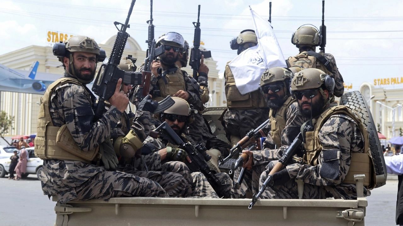 Các tay súng Taliban với trang phục và vũ khí thu được từ Mỹ và các lực lượng an ninh Afghanistan. Ảnh: PTI