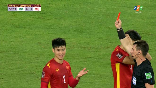 Duy Mạnh bị truất quyền thi đấu sau tình huống để bóng chạm tay trong vòng cấm ở phút 51, được xem là bước ngoặt khiến đội tuyển Việt Nam thua ngược.