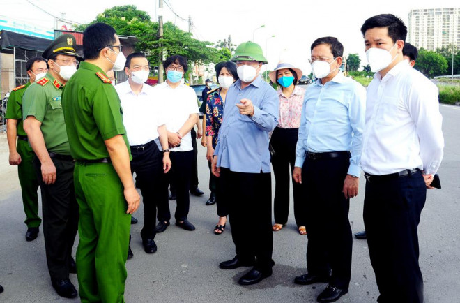 Bí thư Thành ủy Hà Nội Đinh Tiến Dũng, Chủ tịch UBND thành phố Hà Nội Chu Ngọc Anh kiểm tra công tác phòng, chống dịch Covid-19 tại chốt đường tỉnh 70A (quận Nam Từ Liêm)