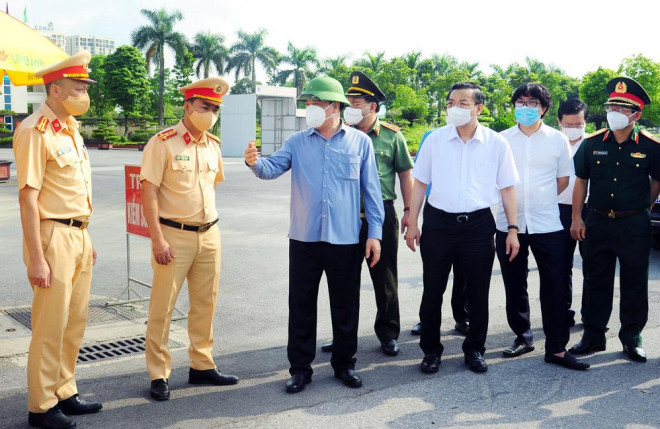 Bí thư Thành ủy Hà Nội Đinh Tiến Dũng, Chủ tịch UBND thành phố Hà Nội Chu Ngọc Anh kiểm tra công tác phòng, chống dịch Covid-19 tại chốt Đại lộ Thăng Long.