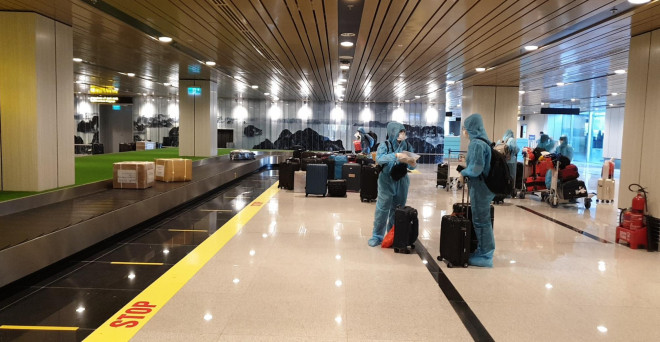 Những hành khách có hộ chiếu vắc xin đầu tiên nhập cảnh sân bay Vân Đồn, Quảng Ninh - Ảnh: VDO