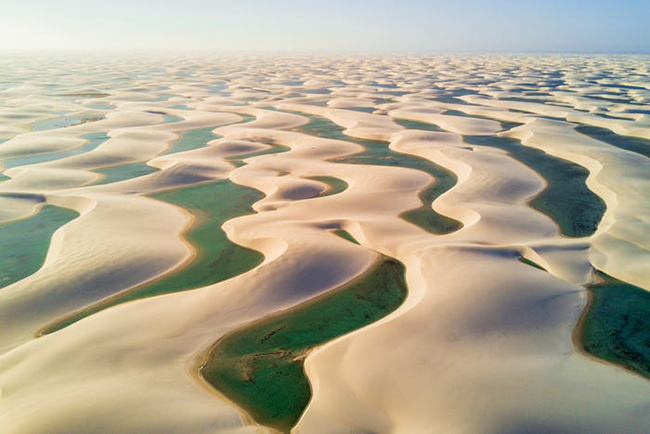 Những cồn cát trong Vườn quốc gia Lençóis Maranhenses ở Maranhao, Brazil, là một cảnh đẹp mê hồn. Những cồn cát trắng xóa nối liền với các con sông, đẩy hàng nghìn tấn cát ra Đại Tây Dương.&nbsp;
