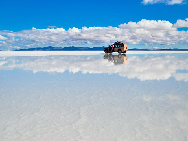 Salar de Uyuni, Bolivia: Khi nước tràn qua bãi muối lớn nhất thế giới này, chúng tạo ra một bề mặt tráng gương khổng lồ phản chiếu bầu trời và những đám mây phía trên. 
