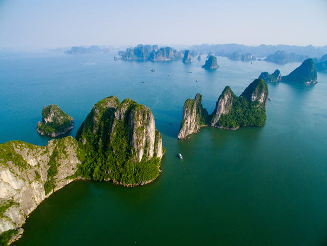 Vịnh Hạ Long ở Việt Nam đã được UNESCO công nhận là Di sản Thế giới. Cách tốt nhất để ngắm nhìn những ngọn tháp đá vôi đầy cảm hứng của Hạ Long là đi thuyền. 
