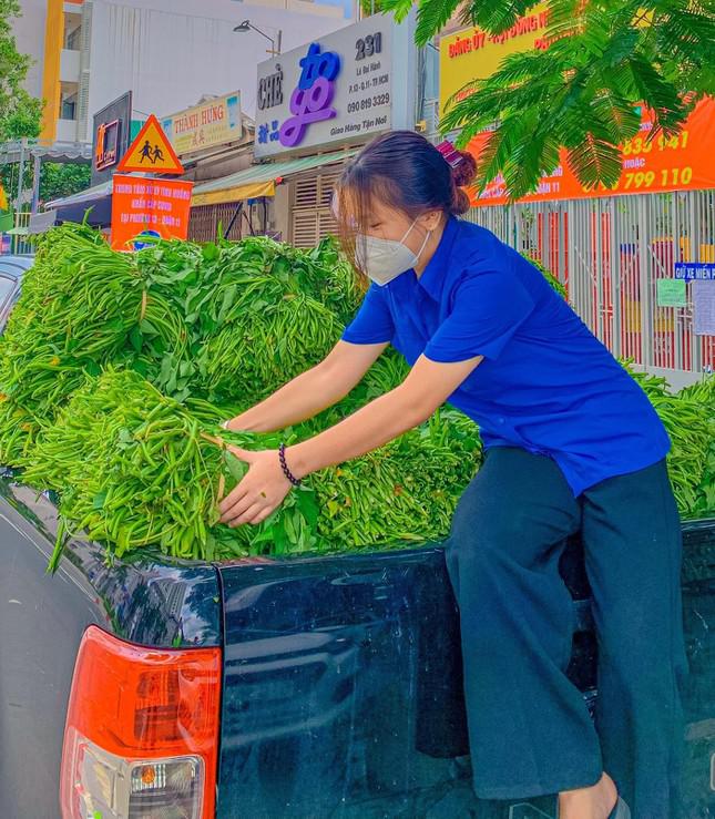 Cô nàng nhỏ nhắn luôn đồng hành với niềm vui của bà con bằng những phần quà mà cô "bán" với giá "một nụ cười".