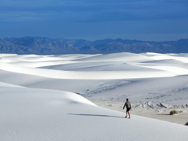 Là mỏ thạch cao lớn nhất trên thế giới, Đài tưởng niệm Quốc gia White Sands là một vùng cát trắng, lấp lánh, thanh bình nằm ở sa mạc Chihuahuan, New Mexico.
