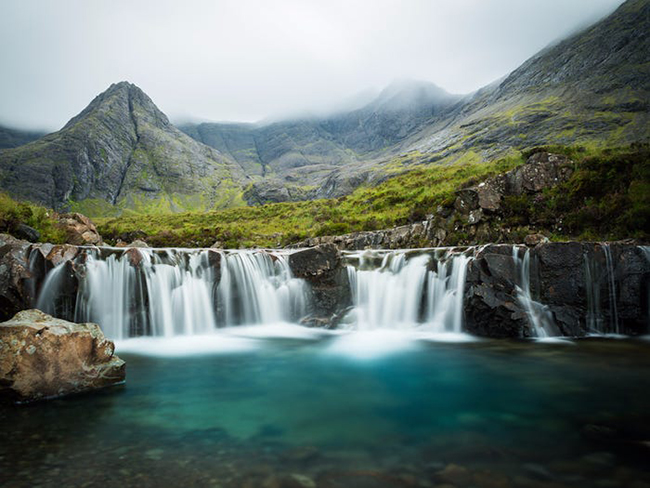 Fairy Pools là hồ nước trong vắt trên Isle of Skye, Scotland. Du khách chỉ có thể đi bộ xuyên qua khu rừng Glen Brittle để đến nơi&nbsp;đầy mê hoặc này.
