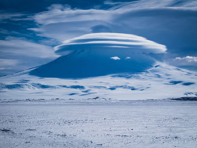 Núi Erebus ở Nam Cực có niên đại 1,3 triệu năm và là ngọn núi lửa đang hoạt động ở độ cao gần 3.800m so với mực nước biển.
