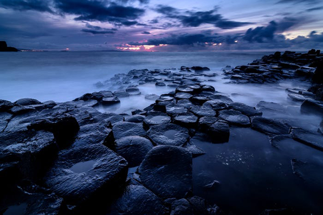 Kỳ quan Giant's Causeway ở Bắc Ireland được hình thành một cách tự nhiên do hoạt động núi lửa từ hàng triệu năm trước, tạo nên&nbsp;các cột đá hình lục giác đặc biệt.
