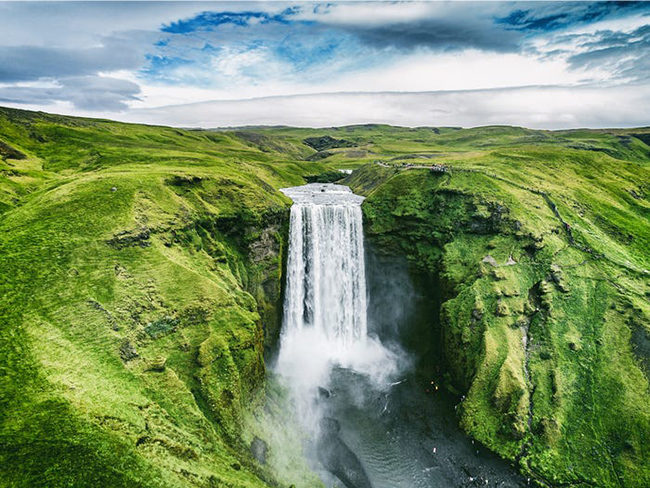 Thác nước Skógafoss ở Skógar, Iceland đem tới&nbsp;một hình ảnh vô cùng độc đáo và mỹ lệ, với lượng nước phun dày đặc đã tạo ra hình ảnh cầu vồng tuyệt đẹp vào các ngày nắng.&nbsp;
