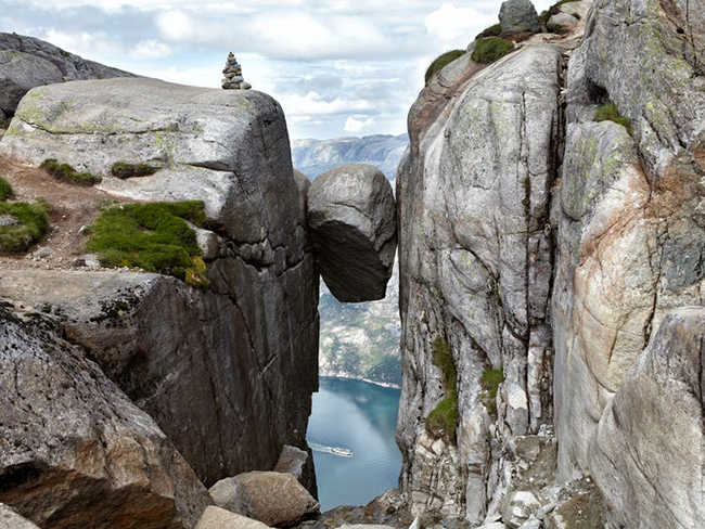 Kjeragbolten là một tảng đá lớn ẩn mình trong một khe núi ở Na Uy. Rất nhiều du khách thích tới đây chụp ảnh để có được những tấm hình ấn tượng đăng lên mạng xã hội.
