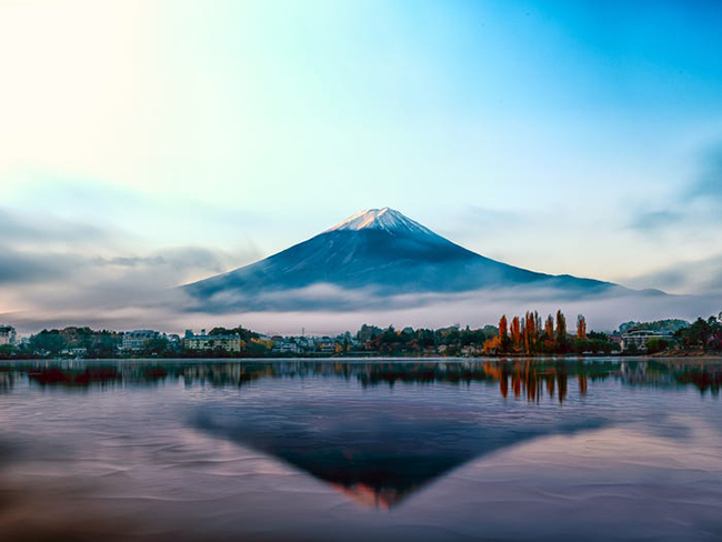 Núi Phú Sĩ ở Honshu, Nhật Bản&nbsp;là một ngọn núi lửa đang hoạt động. Phun trào lần cuối vào năm 1707, ngọn núi này thường bị bao phủ trong một lớp sương mù dày đặc.
