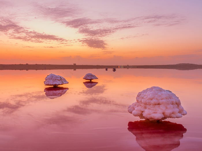 Hồ Masazir ở Azerbaijan thường có màu hồng đậm nhất vào mùa hè. Nước hồ màu hồng này được tạo màu từ các vi sinh vật được gọi là haophile.
