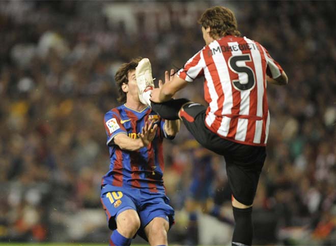 Đến La Liga mùa 2009/10, trung vệ Fernando Amorebieta của Athletic Bilbao tung chân đạp thẳng vào mặt Messi. M10 may mắn không dính chấn thương nặng nhưng đổ gục xuống sân sau pha cao chân của đối thủ.