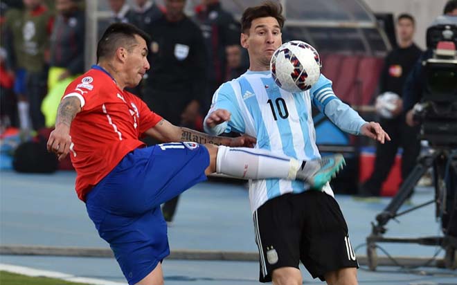 Ở trận chung kết Copa America năm 2015, tiền vệ của chủ nhà Chile Gary Medel đã đá thẳng vào ngực Messi, nhưng anh này chỉ bị phạt một thẻ vàng.