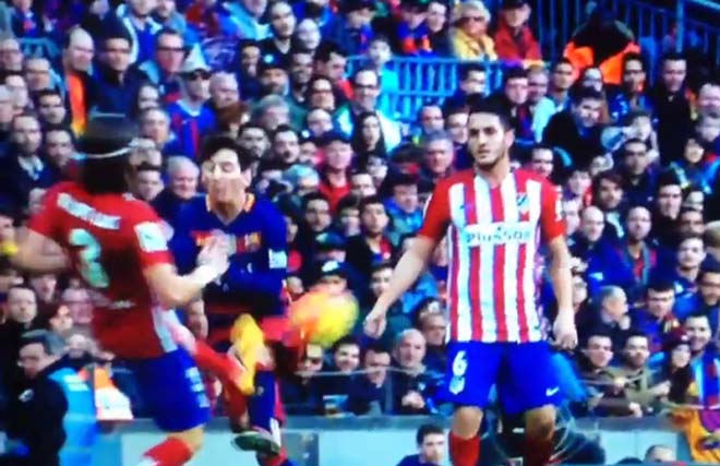 Một hậu vệ khác của Atletico Madrid là Filipe Luis gây họa cho Messi ở mùa 2015/16 với pha tung chân đạp vào đầu gối của M10. Luis sau đó nhận thẻ đỏ trực tiếp và sau đó là án cấm thi đấu 3 trân, còn Messi may mắn không dính chấn thương nặng.