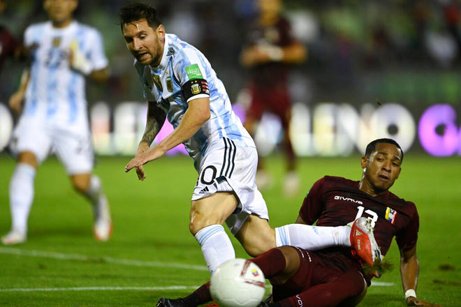 Messi suýt dính chấn thương nặng trong trận thắng 3-1 của Argentina trên sân của Venezuela